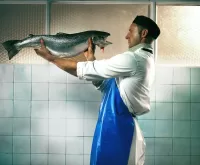 Salmón de criadero y un trabajador