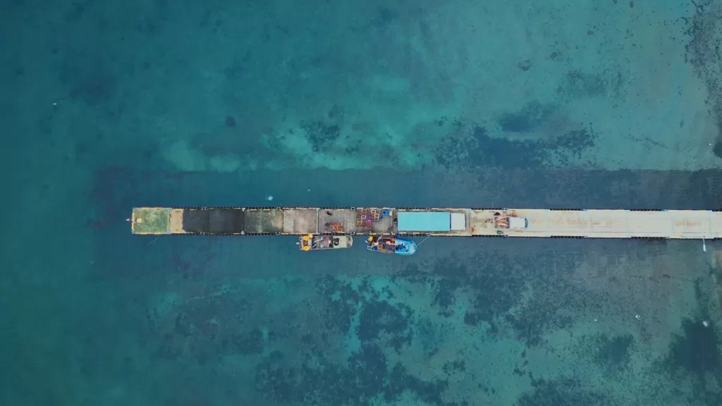Muelle de Melinka. Pescadores artesanales descargan erizos. La principal fuente de ingreso de la isla. 